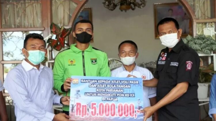 Perkuat Kontingen Sumbar, Dua Atlet Pariaman Ikuti Dua Cabor di PON XX Papua 1 Wali Kota Pariaman, Sumbar Genius Umar (kanan) secara simbolis menyerahkan bantuan dana untuk membantu dua atlet asal daerah itu untuk memgikuti PON XX Papua. (ANTARA/HO-Diskominfo Pariaman)