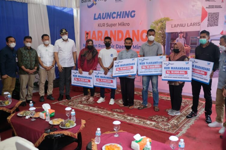 Berantas Rentenir, Bank Nagari dan Pedagang Luncurkan Marandang di Pasar Kuliner Padangpanjang 1 Dir Kredit dan Syariah Bank Nagari Gusti Candra, Wako Padangpanjang Faldy Amran dan lainnya meluncurkan program Marandang di Pasar Kuliner Padangpanjang sebagai langkah memerangi rentenir di kota itu.