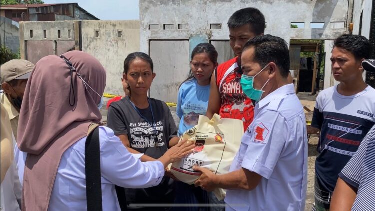 Pengurus DPD Gerindra Sumbar menyerahkan bantuan dari Andre Rosiade untuk korban kebakaran di Lapai, Nanggalo, Kota Padang.