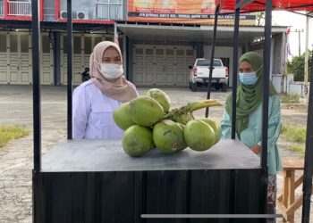 Dukung UMKM, Andre Rosiade Bantu Gerobak untuk Penjual Kelapa Muda di Kuranji, Padang