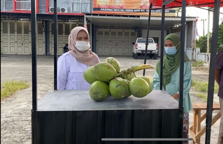 Pengurus Gerindra Sumbar saat penyerahan bantuan gerobak dari Andre Rosiade kepada pedagang kelapa muda di Balai Baru, Kuranji, Padang.