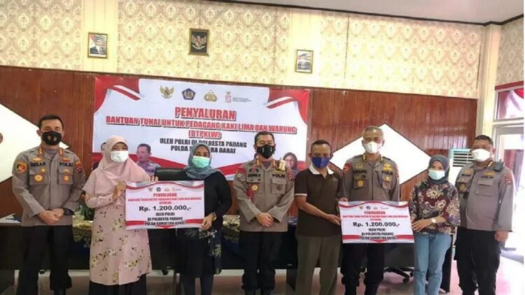 Dorong Bangkit dari Pandemi, Polda Sumbar Serahkan Rp240 Juta untuk Bantu 200 Pelaku Usaha 1 Polda Sumbar menyalurkan bantuan bagi pedagang kecil di Polresta Padang, Kamis. (Antara/HO Polda Sumbar)