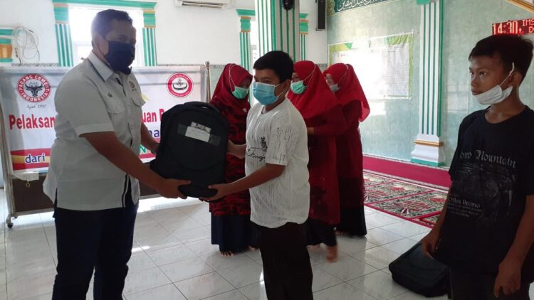 Penyerahan bantuan paket pendidikan dari PT Semen Padang kepada 70 pelajar kurang mampu di Kelurahan Teluk Bayur, Kecamatan Padang Selatan, Kota Padang, Senin (6/9/2021).