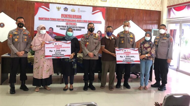 Kepolisian Daerah (Polda) Sumatera barat menyalurkan bantuan sebesar Rp240 juta untuk pedagang kecil dan pelaku Usaha Mikro Kecil dan Menengah (UMKM) di Kota Padang.