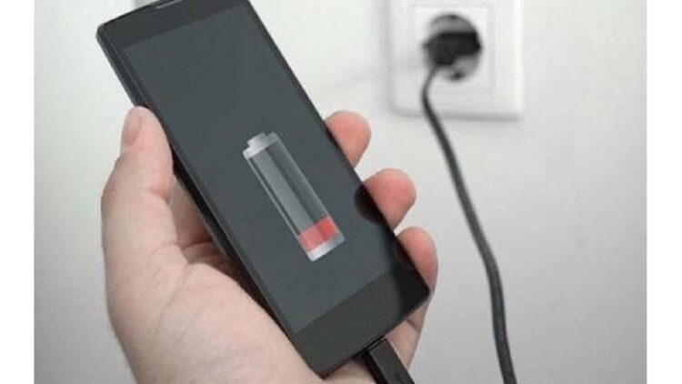 Ilustrasi pengisian daya ponsel. (net)