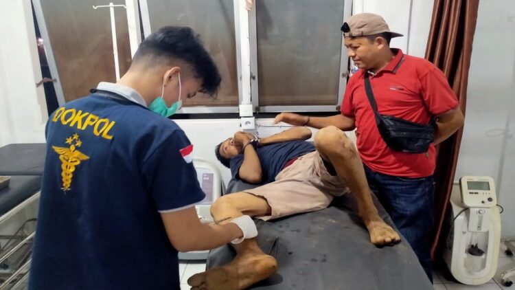 Melawan Pakai Sajam Saat Ditangkap, Begal Sadis di Padang Ditembak Polisi 1 Begal sadis yang kerap beraksi di kawasan Lubukkilangan, Kota Padang ditembak polisi karena melawan saat ditangkap.