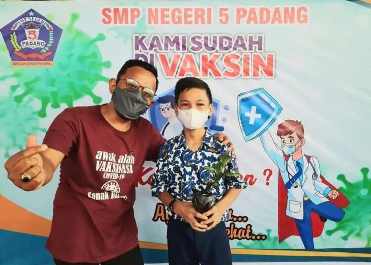 Pemberian apresiasi dalam bentuk bibit buah dan pin kepada pelajar SMPN 5 yang sudah divaksin.