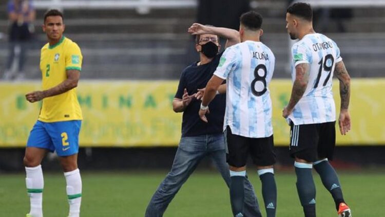 Anggota polisi saat cekcok dengan pemain Argentina. (REUTERS/Amanda Perobelli)