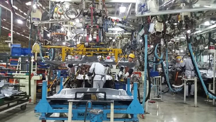 Peralihan Mobil Konvensional ke Listrik, CEO Toyota: Bakal Kurangi Jutaan Tenaga Kerja di Jepang 1 Proses perakitan mobil yang masih mengandalkan tenaga manusia. (net)