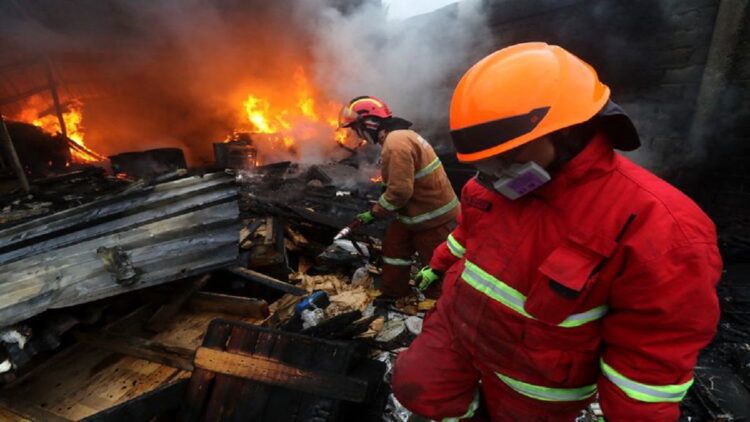 Hanguskan 24 Kios, Kerugian Kebakaran Pasar Baso Agam Ditaksir Rp2,5 M 1 Ilustrasi pemadam kebakaran berjibaku memadamkan api. (net)