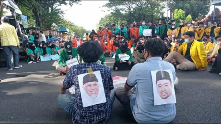 Aksi teatrikal para mahasiswa saat demo di depan Kantor Gubernur Sumbar.