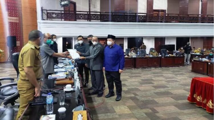 Minta Penjelasan soal "Surat Sumbangan Gubernur", Tiga Fraksi DPRD Sumbar Ajukan Hak Angket 1 Pemberian dokumen pengusulan hak angket kepada Ketua DPRD Sumbar yang diusulakn tiga fraksi dan partai Nasdem di Rapat Paripurna di Padang, Selasa. (ANTARA/Mario S Nasution)
