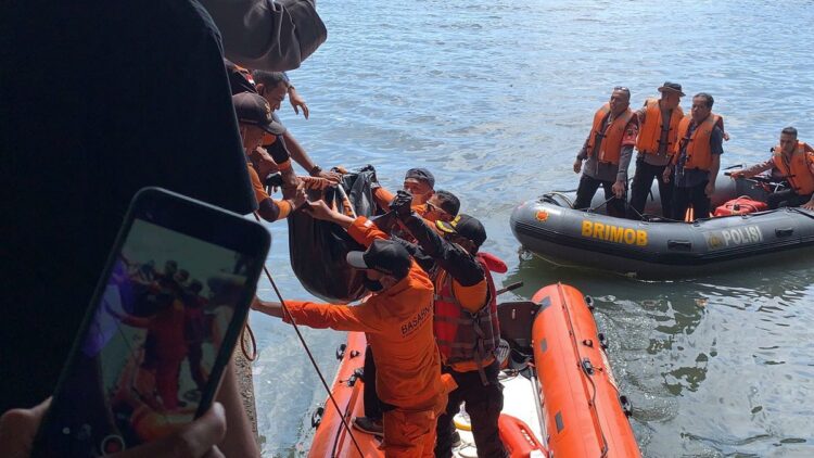 Evakuasi seorang anak hanyut di Pantai Cimpago Purus, Kota Padang, Sabtu (11/9/2021). Tinggal seorang anak lagi masih dalam pencarian. (BPBD Padang)