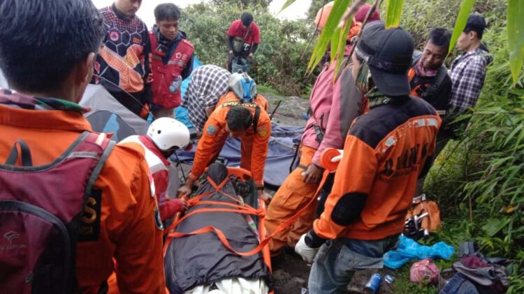 Diprediksi Siang Sampai di Kaki Marapi, Evakuasi Pendaki Asal Padang Dramatis 1 Evakuasi pendaki yang terjatuh di cadas Gunung Marapi. (SAR 50 Kota)
