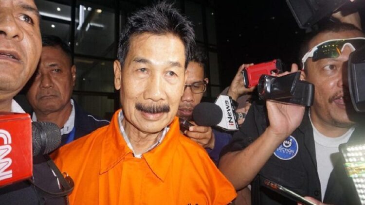 Mantan Bupati Solsel Muzni Zakaria memakai rompi tahanan KPK. (net)