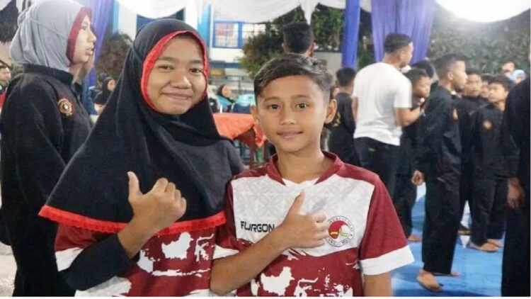 Siswa SDN 21 Surabayo Agam Lolos KOSN Tingkat Nasional Cabang Pencak Silat 1 Furgon Habbil Winata (kanan). (ANTARA/Yusrizal)