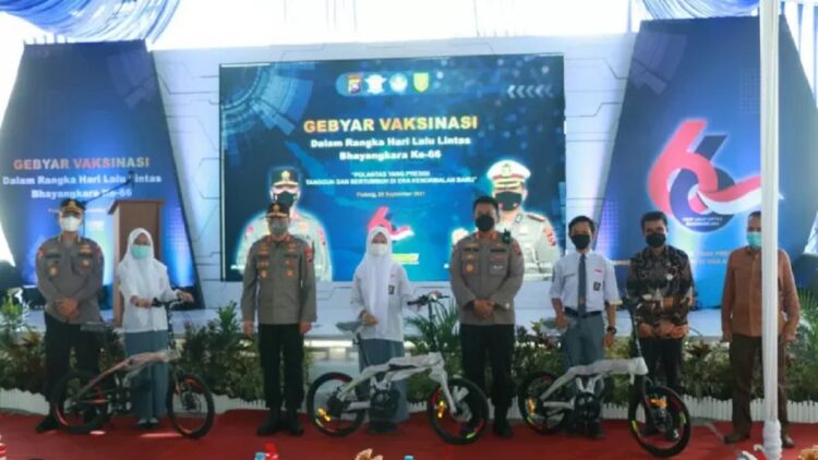 Pandemi masih Ada, Kapolda Sumbar Ajak Pelajar untuk Terlibat Ini 1 Vaksinasi Covid-19 dalam rangka HUT Lantas ke-66 di Padang.