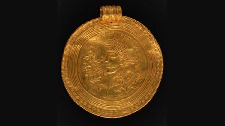 Bracteate berukuran wajah seorang pria dan kuda. (Foto: Conservation Center Vejle)