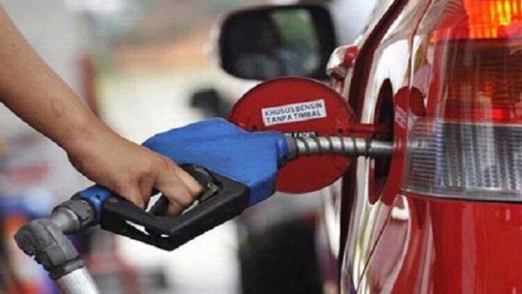 Hindari Kebiasaan Membiarkan Tangki Nyaris Kosong, Bisa Bikin Komponen Mobil Rusak 1 Ilustrasi pengisian BBM di SPBU. (net)