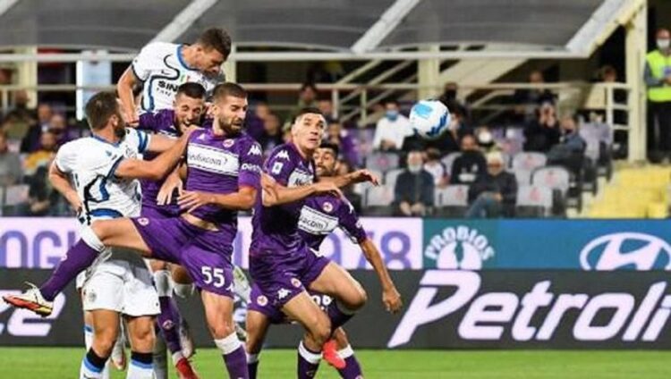 Kantongi Poin Penuh usai Tekuk Fiorentina 3-1, Inter Milan Sukses Puncaki Klasemen Serie A 1 Pemain Inter Milan Zeko (atas) menyundul bola yang masuk ke gawang Fiorentina. Foto: AFP/ANDREAS SOLARO