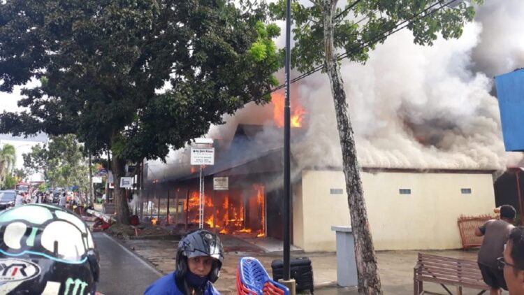 Lima Petak Ruko Terbakar di Batas Kota Padang, Kerugian Ratusan Juta 1 Kebakaran di Batas Kota Padang. (istimewa)