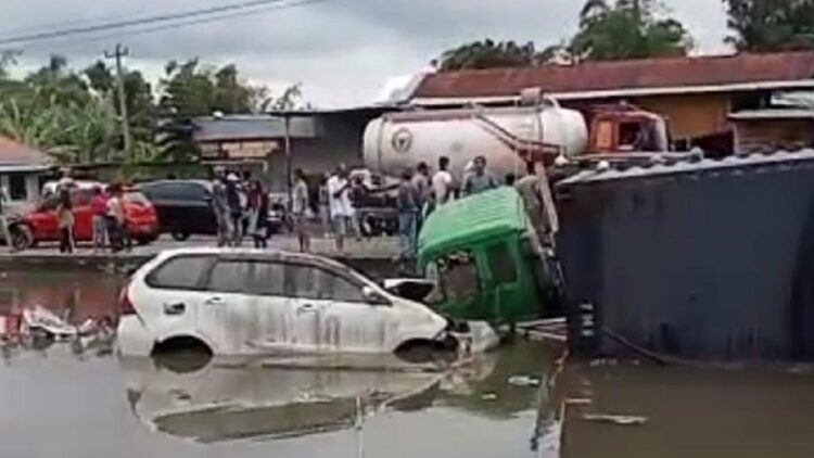 Kecelakaan beruntun di Sungai Pua, Kabupaten Agam, Sumbar, Sabtu (18/9/2021). (ist Abdul Razaq Rastin)
