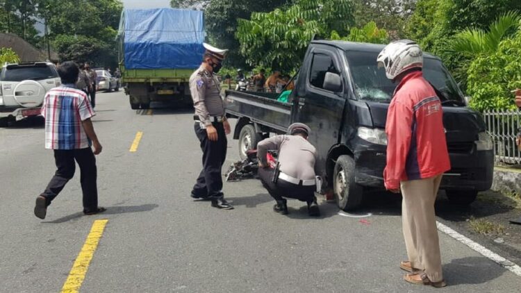 Polisi melakukan olah TKP kecelakaan di Km 56 jalan Padang-Bukittinggi.