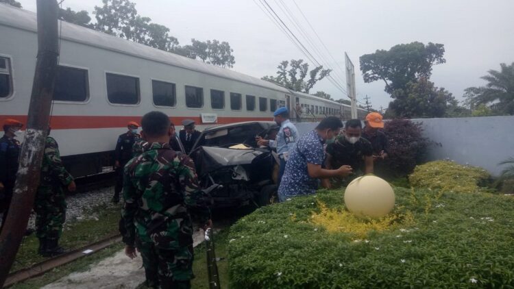 Kereta api Si Binuang hantam mobil plat merah di Simpang Gia, Tabing, Kota Padang. (ist)