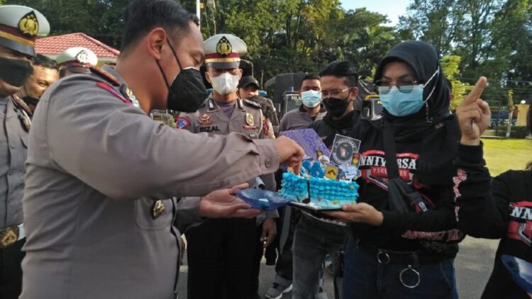 Personel BM Ribut dengan Pengendara di Depan Mapolresta Padang, Ternyata Ini Penyebabnya 1 Kasat lantas Polresta Padang AKP Alfin memotong kue ucapan Selamat Hut Lalu Lintas dari Paguyuban Bikers Kota Padang.