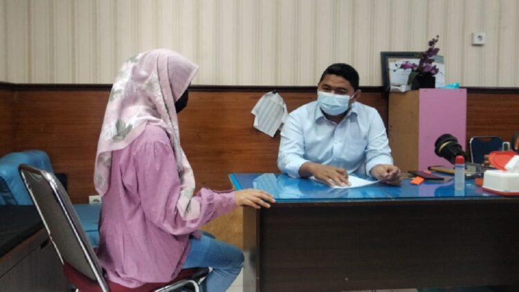 Korban pelecehan ojol di Padang saat membuat laporan polisi.