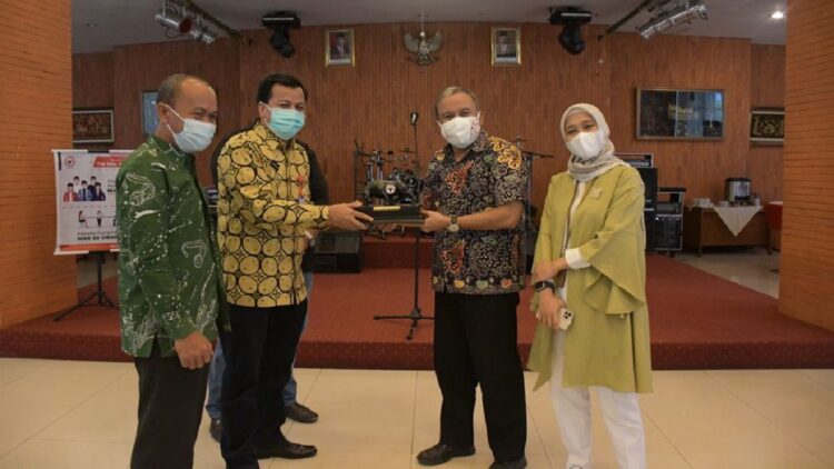 Kepala Departemen Komunikasi & Hukum Perusahaan PT Semen Padang Oktoweri (dua dari kanan) didampingi Kepala Unit Humas & Kesekretariatan PT Semen Padang Nur Anita Rahmawati, menyerahkan cindera mata kepada Wakil Bupati Kuantan Singingi Suhardiman Amby di Wisma Indarung PT Semen Padang, Jumat (3/9/2021).