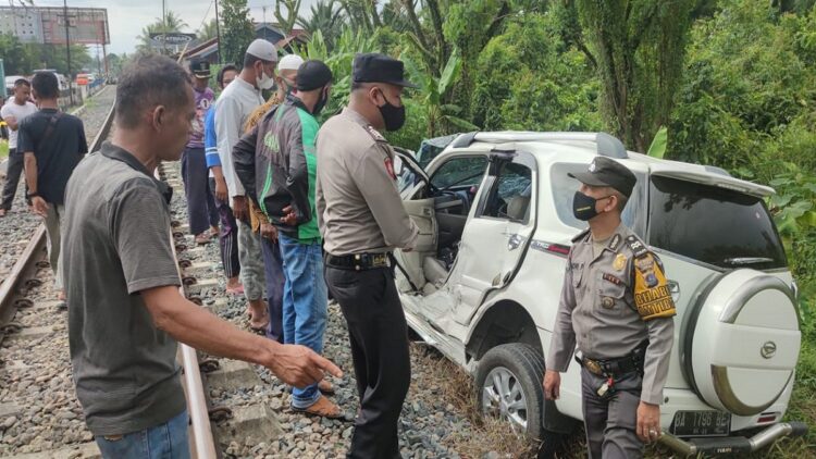 Sibinuang Hantam Terios di Komplek Polri Lubuk Buaya, Pengendara Luka-luka 1 Kecelakaan kereta api dan mobil di Lubuk Buaya.