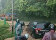 Longsor di Lubuk Paraku, Sejumlah Kendaraan Terjebak Lumpur dan Macet