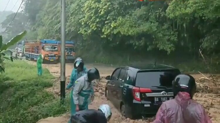 Longsor di Lubuk Paraku, Sejumlah Kendaraan Terjebak Lumpur dan Macet 1 Satu unit mobil terjebak lumpur saat longsor di kawasan Lubuak Paraku, Sitinjau Lauik, Kecamatan Lubuk Kilangan, Kota Padang.