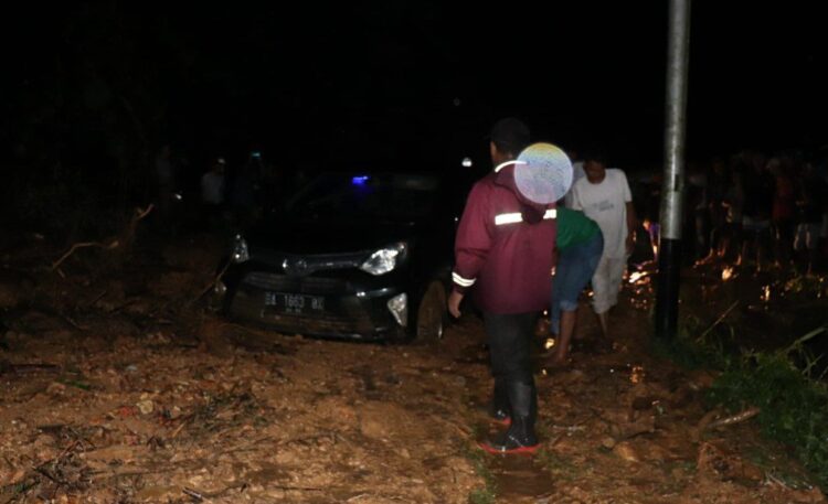 Kondisi terkini di kawasan Lubuk Paraku dan sudah mulai bisa dilalui kendaraan pada Jumat malam.