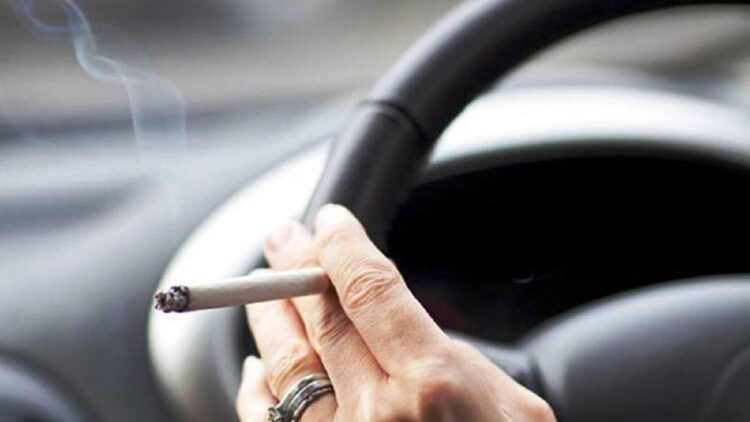 Ilustrasi merokok di dalam mobil. 
(net)