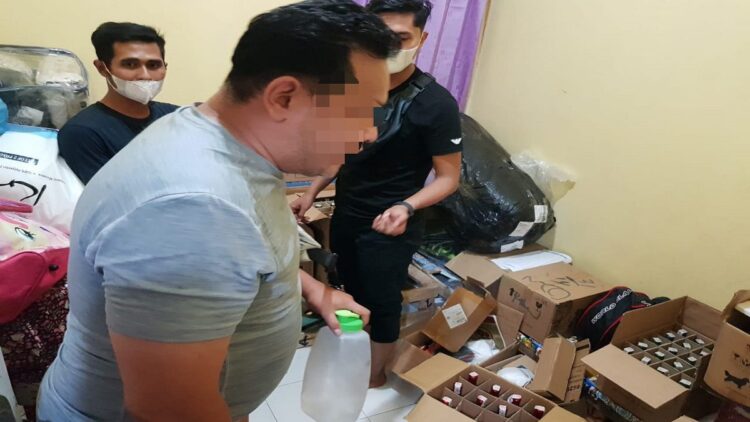 Polda Sumbar amankan ratusan miras dari sebuah kedai di kawasan Parak Gadang, kota Padang.