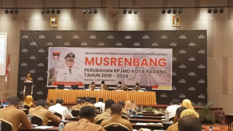 Menggema dari Musrenbang Kota, Jalan dan Drainase di Padang Sudah Semakin Baik 1 Wali Kota Padang Hendri Septa dalam Musrenbang Penyusunan Rancangan Perubahan RPJMD Kota Padang Tahun 2019-2024 di salah satu hotel berbintang di Padang, Senin (14/9/2021).