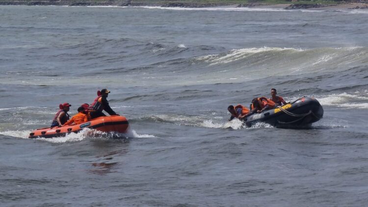 Tidak Mudah! Begini Ternyata Cara Kerja Tim Penyelamatan Saat Terjadi Orang Hanyut di Laut 1 Operasi penyelamatan korban hanyut Pantai Padang.