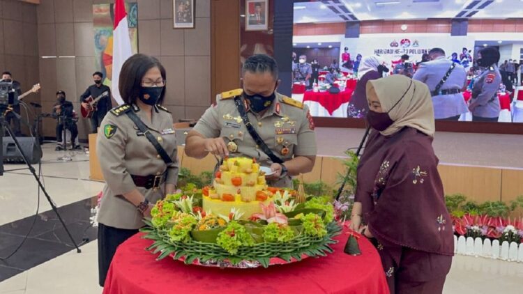 Wakapolda Pimpin Syukuran Hari Jadi Polwan ke-73 di Polda Sumbar 1 Pemotongan tumpeng Hari Polwan yang dilakukan Wakapolda Sumbar.