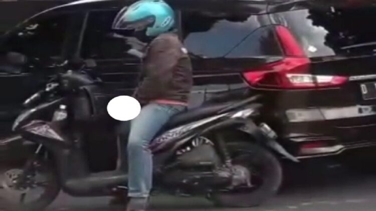 Pria melakukan onani di depan SD. (Foto: tangkapan layar video)