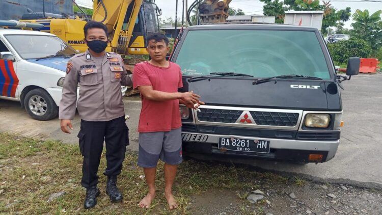 Pencuri Mobil Nyaris 'Nyanyak' Dihajar Massa di Padang, Aksinya Digagalkan Korban 1 Pencuri mobil diamankan oleh personel Polsek Kuranji dan nyaris dihajar massa.