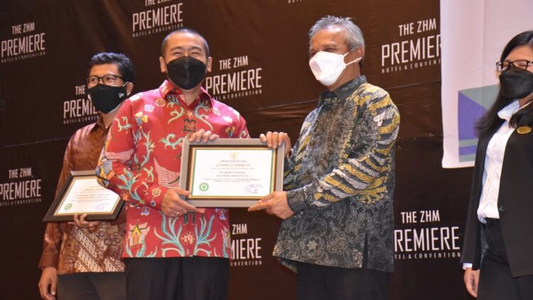 Wakil Gubernur Sumbar Audy Joinaldy (kiri) menyerahkan penghargaan Program Pencegahan dan Penanggulangan Covid-29 di Tempat Kerja dari Menteri Ketenagakerjaan (Menaker) Republik Indonesia Ida Fauziyah, kepada Direktur Operasi PT Semen Padang Asri Mukhtar (kanan), Kamis (16/9/2021).