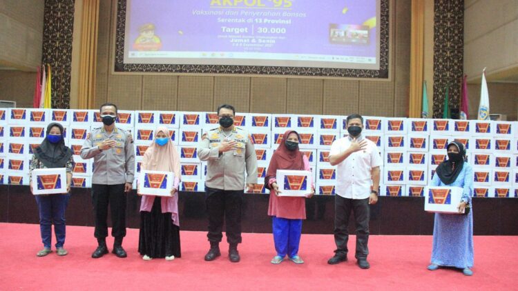 Penyerahan bansos oleh Akbid Polda Sumbar.