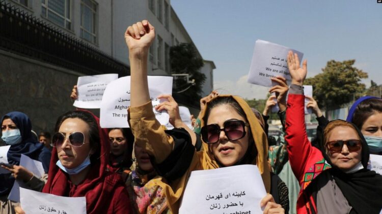 Aksi protes perempuan Afghanistan di Kabul, menuntut hak di bawah kekuasaan Taliban, 3 September 2021. (Foto via VOA)