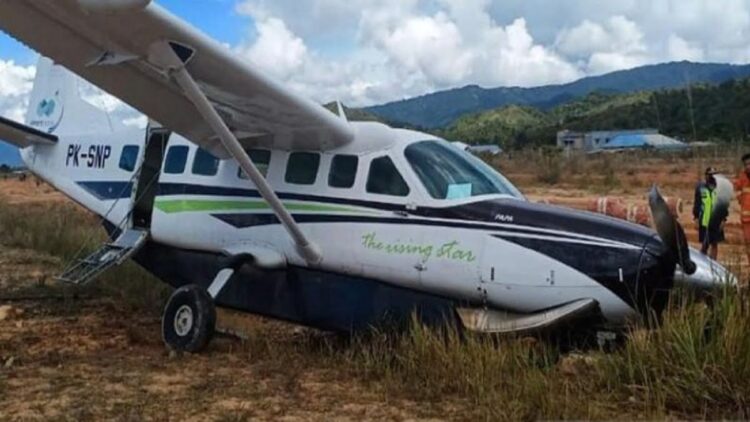 Bawa 1.200 Liter BBM HSD PLN, Pesawat Karavan Cargo Kecelakaan di Nunukan Kaltara 1 Pesawat Karavan Cargo mengalami kecelakaan di Bandara Yuvai Semaring, Long Bawan, Kaltara. (Antara)
