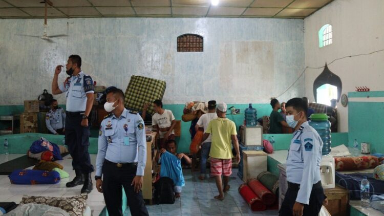 Petugas di Lapas Kelas II A Muaro Padang melakukan pemeriksaan terhadap instalasi listrik di kamar warga binaan.