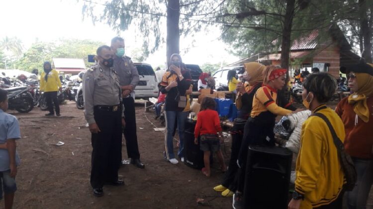 polisi bubarkan kegiatan senam di Koto Tangah.