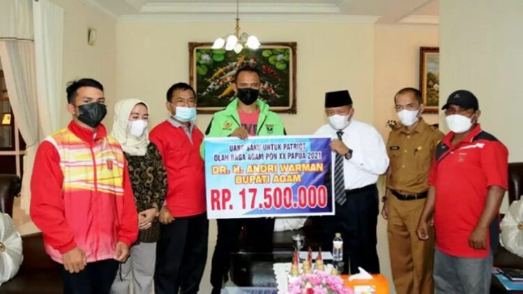 Tujuh Atlet Agam Berlaga di PON Papua, Segini Bonus yang Dijanjikan Pemkab bagi Peraih Medali 1 Bupati Agam Andri Warman sedang menyerahkan uang saku bagi atlet asal Agam yang membela Sumbar pada PON XX di Papua. (ANTARA/Humas Agam)