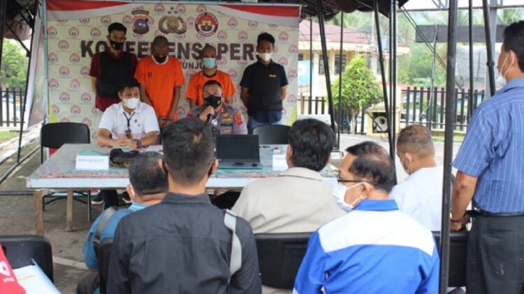 Simpan Hasil Curian Dekat Tempat Sampah, Pemuda Pengangguran di Sijunjung Diciduk Polisi 1 Press rilis penangkapan pelaku pencurian di Sijunjung.